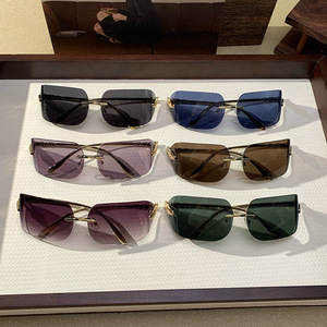 Gafas de Sol sin Marco, Montura Metálica Dorada, Lentes Verde Oscuro, Protección UV400, Ligeras y Modernas para Mujer - Product Image 3