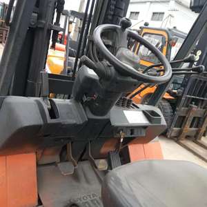 Chariot élévateur diesel 4x4 d'occasion de haute qualité avec mât à deux étages pour les industries de la construction et agricoles - Product Image 4