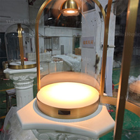 Présentoir Colonne Blanche Vintage de Luxe sur Pied, Style Colonne Romaine Antique, avec Cloche en Verre pour Galeries d'Art et Musées