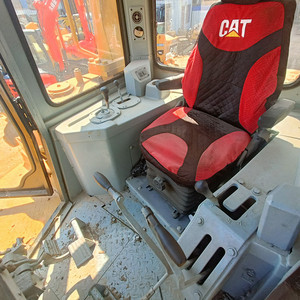 Bulldozer Caterpillar D8R usado original de Japón con motor CAT 3406, bulldozer mediano con ripper para nivelación de terrenos en construcción. - Product Image 4