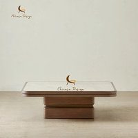 Table basse moderne haut de gamme avec plateau en marbre texturé et base en noyer à plusieurs niveaux, mobilier pour espace de vie organique