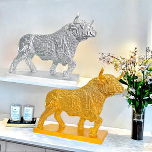 Escultura de Resina Epoxi de Toro Caminando con Detalles Artísticos Dorados, Adorno Artesanal para Entrada, Sala de Estar, Vinoteca - Product Image 1