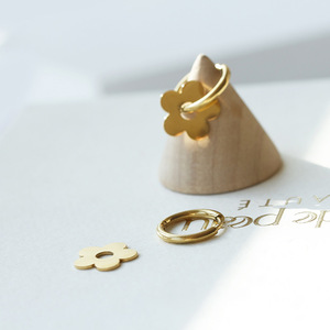 Pendientes de Aro Huggie con Flor de Ciruelo en Acero Inoxidable con Baño de Oro PVD de 18K |   Joyería de Moda para Mujeres, Estudiantes y Chicas - Product Image 3