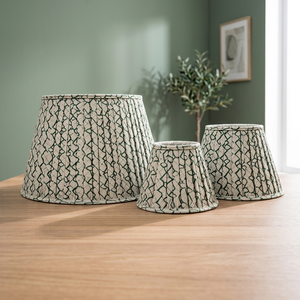 Abat-jour artisanal en viscose et lin à motif treillis vert |   Abat-jour en tissu plissé imprimé |   Éclairage Décoratif pour la Maison - Product Image 4