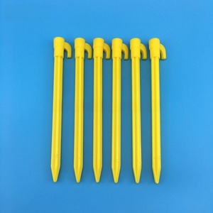 Estacas de Plástico Amarillas para Tiendas de Campaña, Paquete de 6, para Uso en Exteriores en Todas las Estaciones - Product Image 1