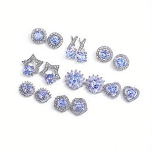 Orecchini a Perno E790 in Oro Bianco con Cristalli Taglio Brillante a Forma di Stella, Gioielli Moda Donna, Regalo Stile Classico - Product Image 1