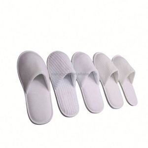 Chaussons d'hiver jetables lumineux pour hôtel, avec logo personnalisé et personnalisation, doublure en coton respirant pour usage en spa - Product Image 1