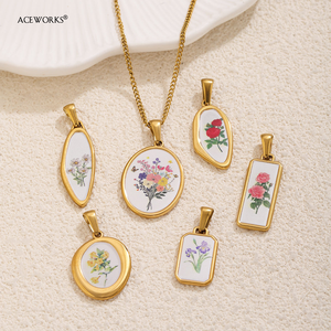 Herbarium d'Or |   Pendentif botanique en acier inoxydable plaqué or 18K PVD, breloques en forme de fleurs |   Imperméable, hypoallergénique, sans ternissement - Product Image 3
