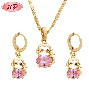 Conjunto de Joyería con Colgante de Mono Adorable Chapado en Oro de 18K, Collar con Circonita Cúbica Rosa y Pendientes de Aro Colgantes, Diseño de Animal de Dibujos Animados, Moda para Bodas - Product Image 1