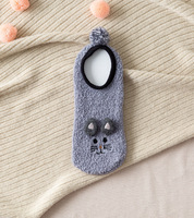 Chaussettes d'intérieur épaisses et chaudes en polaire corail à motifs animaliers avec semelles antidérapantes en silicone – Vente en gros pour adultes, usage quotidien