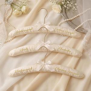 Cintres de mariée personnalisés, cintres rembourrés en satin pour robes de mariée et demoiselles d'honneur, cintres antidérapants en tissu - Product Image 3