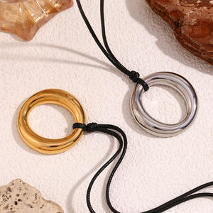 女性用18KPVDゴールドステンレススチールラウンドペンダントレザーロープネックレス - Product Image 4