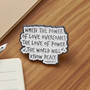 «QUAND le pouvoir de l'amour surmonte l'amour du pouvoir, le monde connaîtra la paix» Broche de citation Broche en métal noir blanc minimaliste - Product Image 5