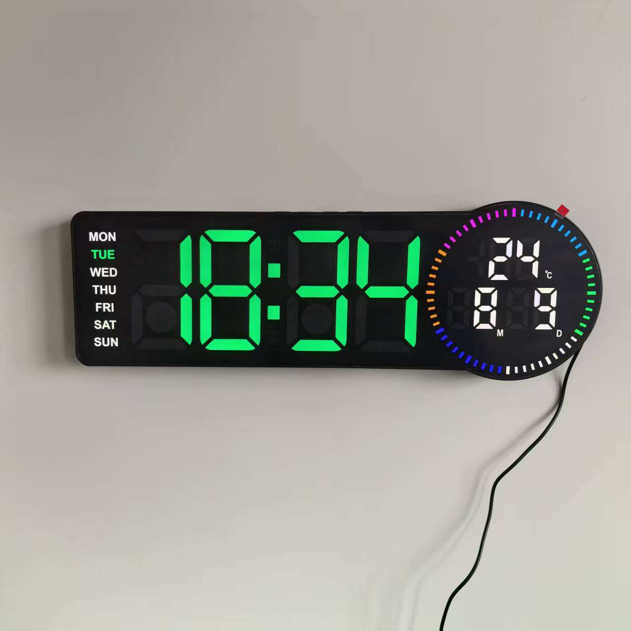 Carcasa negra con luz verde.