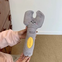 Peluche Super Douce et Mignonne en Forme de Marteau et Clé à Molette 3D, Poupée Rembourrée avec Visage Souriant et Étiquette Jaune
