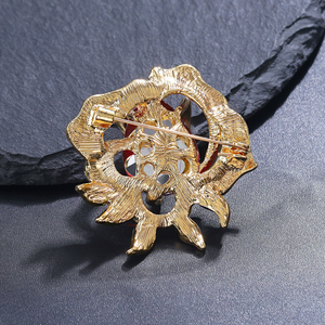 Broches de Flores de Rosa Roja Brillante Weiman, Broches de Diseñador Personalizados de Aleación Chapada en Oro con Cristales de Estrás para Mujer - Product Image 5