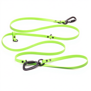 Correa de adiestramiento para perros de 2.45m, recubierta de PVC, con remaches, multifuncional, de cuero vegano, manos libres, doble extremo - Product Image 1