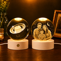 Petit cadeau créatif, boule de cristal transparente avec lumière nocturne, design gravé en 3D de la lune et de la galaxie, base en bois massif, emballage en boîte cadeau