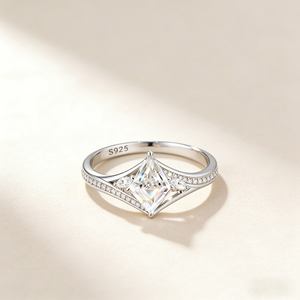 Anillo de Compromiso de Plata de Ley 925 con Circonita Cúbica de Corte Princesa, Engaste Pavé, Diseño Geométrico Clásico, Joyería para Mujer - Product Image 1