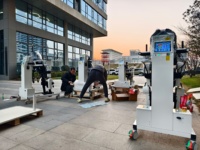 L'exosquelette de rééducation pour la marche est utilisé pour l'entraînement en physiothérapie de la position debout et de la marche.