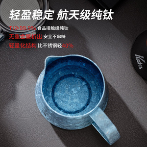 Pichet à latte art en titane Kafei Shi 450 ml, motif fleur de glace coloré, mousseur à lait pour la préparation du café - Product Image 3