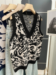 Chaleco de punto con cuello en V para mujer, estilo vintage, negro y blanco, sin mangas, top tipo suéter, ajuste holgado informal, chaleco tejido, OEM ODM - Product Image 1