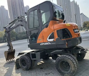 Excavatrice sur pneus Doosan DX60W de 6 tonnes avec godet de terrassement, pelle compacte pour la construction - Product Image 1