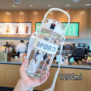 ขวดน้ำพลาสติกขนาด 1200 มล. พร้อมหลอดดูด ขวดน้ำสำหรับเล่นกีฬา สายคล้องพกพาสะดวกสำหรับการเดินทางและเดินป่า - Product Image 3