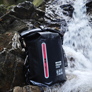 Sac <span class=keywords><strong>à</strong></span> dos portable 30L pliable en PVC étanche de 0.5mm d'épaisseur 0.8kg avec logo personnalisé pour les activités d'escalade en plein air - Product Image 6