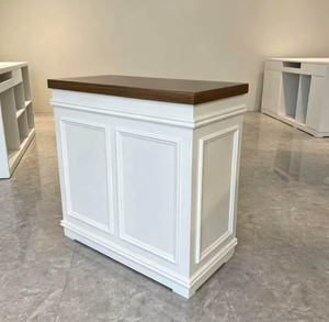 Bureau d'accueil traditionnel en bois blanc avec plateau en bois foncé pour immeuble de bureaux, mobilier commercial - Product Image 1