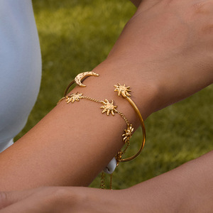 Bracelet ouvert soleil et lune, bijoux en or, design géométrique unisexe - Product Image 2