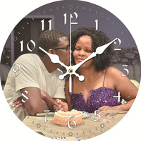 Reloj de pared de cuarzo de color personalizado directo de fábrica con marco de fotos de mecanismo de madera de péndulo para regalos promocionales y de negocios