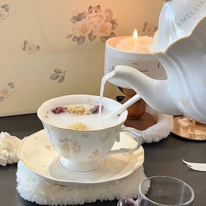 Service à thé et café vintage européen en céramique avec motif camélia, comprenant tasse, soucoupe et théière, coffret cadeau pour 2 personnes - Product Image 2