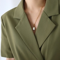 Collier Pendentif Long en Acier Inoxydable Doré avec Coquillage Naturel Blanc Minimaliste Personnalisé Style Européen-Américain et Fermoir OT