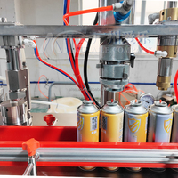 Machine de remplissage semi-automatique pneumatique 3-en-1 pour aérosols, idéale pour les applications d'assainisseurs d'air, de peintures en spray et alimentaires, avec composant de pompe central.