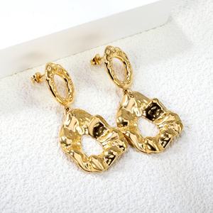 Pendientes Personalizados Hipoalergénicos de Acero Inoxidable con Textura Irregular, Pendientes Gruesos con Baño de Oro de 18K PVD para Mujer - Product Image 4