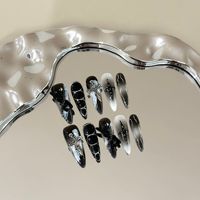 Faux ongles haut de gamme faits main – Style automne/hiver pré-dessiné avec motifs audacieux de lapin noir et accents de chaîne Jiangsu
