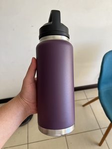 Bouteille d'eau sport isotherme en acier inoxydable à double paroi avec logo personnalisé, 26 oz, 36 oz, avec bouchon à ouverture rapide, YETYITumbler - Product Image 4
