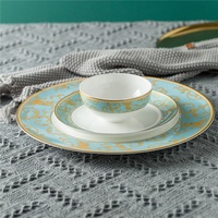 Service de table européen de luxe en porcelaine fine sur mesure de haute qualité pour restaurant, avec incrustations dorées, kit d'ustensiles pour 3 personnes en stock