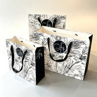 Sacs en papier cadeau blancs écologiques avec logo personnalisé, côtés noirs, poignées en ruban, motif floral de luxe, sacs de transport pour supermarchés