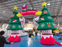Arche gonflable personnalisée Sanrio en forme de sapin de Noël avec ventilateur intégré et impression UV pour la publicité