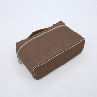 Sac de toilette de luxe en cuir PU texturé avec logo gaufré, double fermeture éclair, poignée supérieure, pour femme, idéal pour les voyages