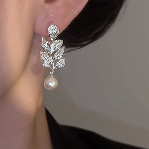 Boucles d'oreilles micro-pavées en perles simulées en forme de feuille pour femmes, bijoux élégants et scintillants - Product Image 2