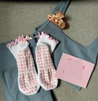 Chaussettes antidérapantes écologiques personnalisées avec impression par sublimation, motif nœud rose pour le yoga et le pilates - Chaussettes de sport promotionnelles