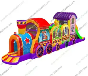 Nouveau train d'animaux grande aire de jeux gonflable cavalier commercial parcours d'obstacles gonflable