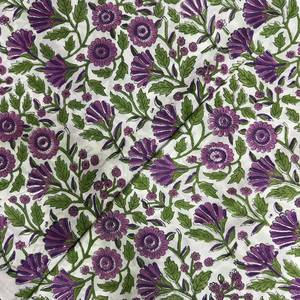 Tissu en coton imprimé floral violet lavande avec motif botanique de feuilles vertes pour Kurti, robe, salwar kameez et vêtements ethniques - Product Image 1