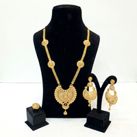 Parure de bijoux plaqué or pour femme : boucles d'oreilles chandelier classiques, collier et bague – Bijoux de mariage en alliage, bijoux fantaisie