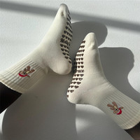 Chaussettes de Pilates et de Yoga Antidérapantes Designer Grip, Personnalisées pour Noël, Conception OEM, Chaussettes de Barre Crew Pilates Respirantes avec Grip