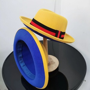 Yeni varış özel iki ton kırmızı Fedora şapka düz kalkık rulo kısa ağız <span class=keywords><strong>Bowler</strong></span> Trilby şapka erkekler için partiler için
