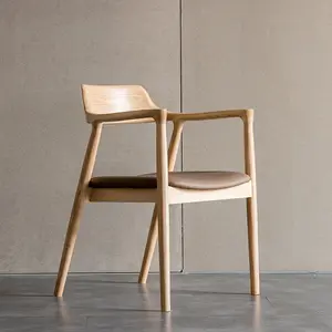 Chaise de salle à manger marron en bois massif avec accoudoirs, coussin doux à dossier moyen